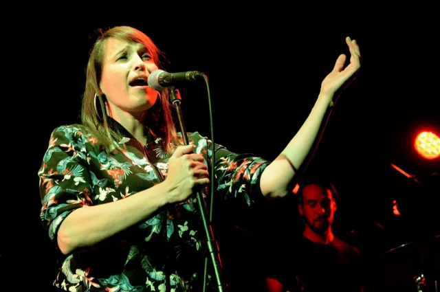 So viele verschiedene Gesichter dieser tollen Sängerin Hannah Köpf..
Am Sonntag, 11.5. ist sie um 18 Uhr mit ihrer Band bei uns.
FLOWERMIND heißt ihr neues Album und wir freuen uns sehr, dass sie auf ihrer Tour Station in Fürstenberg macht.
Ihre musikalische Welt liegt im Bereich Americana, Folk, Southern Country und Jazz. Dieser unglaublich vielseitigen Singer-Songwriterin @hannahkoepf zuzuhören, macht einfach Spaß.
Bei dem Konzert machen wir es uns gemütlich.. Sitzplätze, Loungetische und ein gutes Glas Wein mit toller Musik.. so lässt es sich aushalten.

Tickets gibt es im Vorverkauf in der KulturScheune1a oder auch an der Abendkasse.
Übrigens ein wunderbares Geschenk zum Muttertag 🌸

#muttertagsgeschenk #singersongwriter #americana #folk #jazz #southerncountry #hannahkoepf