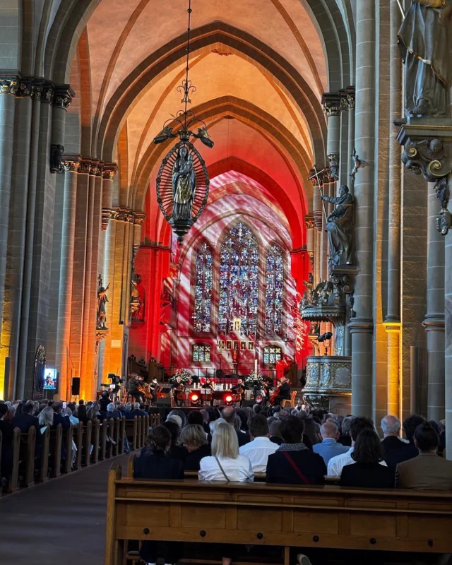 Gestern durften wir an dem Festakt anlässlich der Ausstellungseröffnung „775 - Westfalen“ im Paderborner Dom teilnehmen.
1250 Jahre Westfalen, ein echter Grund zu feiern!
Die Festreden von Bundespräsident Frank-Walter Steinmeier und Ministerpräsident Hendrik Wüst waren inspirierend.
Auch wir als KulturScheune1a feiern in diesem Jahr mit. Und wir feiern nicht nur Westfalen, sondern auch 700 Jahre Vorstenburg hier in Fürstenberg.
Gefördert durch die LWL Kulturstiftung und unter der Schirmherrschaft des Bundespräsidenten veranstalten wir am 21.6.25 die Ostwestfalen-Revue von und mit Erwin Grosche und am 12.7.25 ein Westfälisches Balfolk - Musik- und Tanzfestival.
Wir freuen uns drauf!

#balfolk #owl #1250jahrewestfalen #700jahrevorstenburg