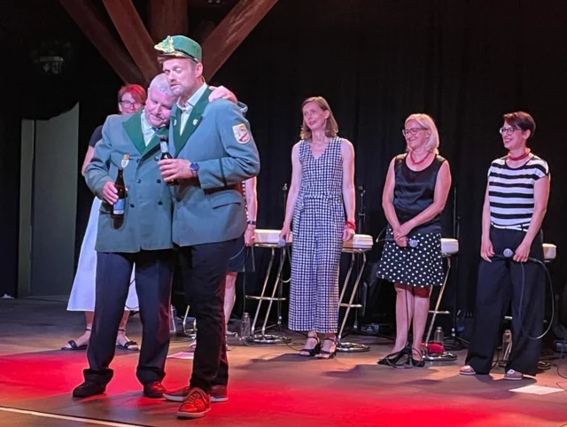 Was für eine gelungene Premiere der Ostwestfalenrevue von und mit Erwin Grosche am Samstagabend!
180 Gäste lauschten gespannt, als Erwin und Heiko Grosche, Walter Ott und das Vokalensemble Anis oder Mandel das Wesen der Ostwestfalen beschrieben.
Skurrile Geschichten, gekonnte Sketche, Rezitation und viel Musik - das alles bietet die Ostwestfalenrevue!

Es gibt noch weitere Chancen, so einen Abend zu erleben - im Oktober im Amalthea Theater und im November in Scherfede.
Unbedingte Empfehlung!

#ostwestfalen #erwingrosche #anisodermandelvokalensemble #walterott #heikogrosche