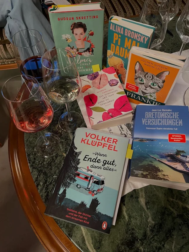 Grad denke ich an die tolle Weinleserei Anfang Juli - ein Abend voller Urlaubslektüre und passenden Weinen dazu. In unseren Augen ist das die perfekte Kombi 📚❤️🍷😊
Ich bin neugierig.. hat sich denn schon jemand mit einem der Titel den Urlaub versüßt?

Übrigens planen wir schon die nächste Weinleserei Anfang 2026.. Infos folgen..

#urlaubslektüre #weinundbuch #weinundbuchverkostung